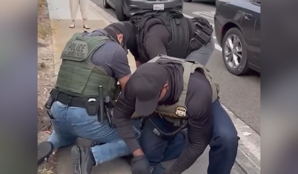 Nueva Ley de California Aumenta la Transparencia Policial al Prohibir Mascarillas en Operativos