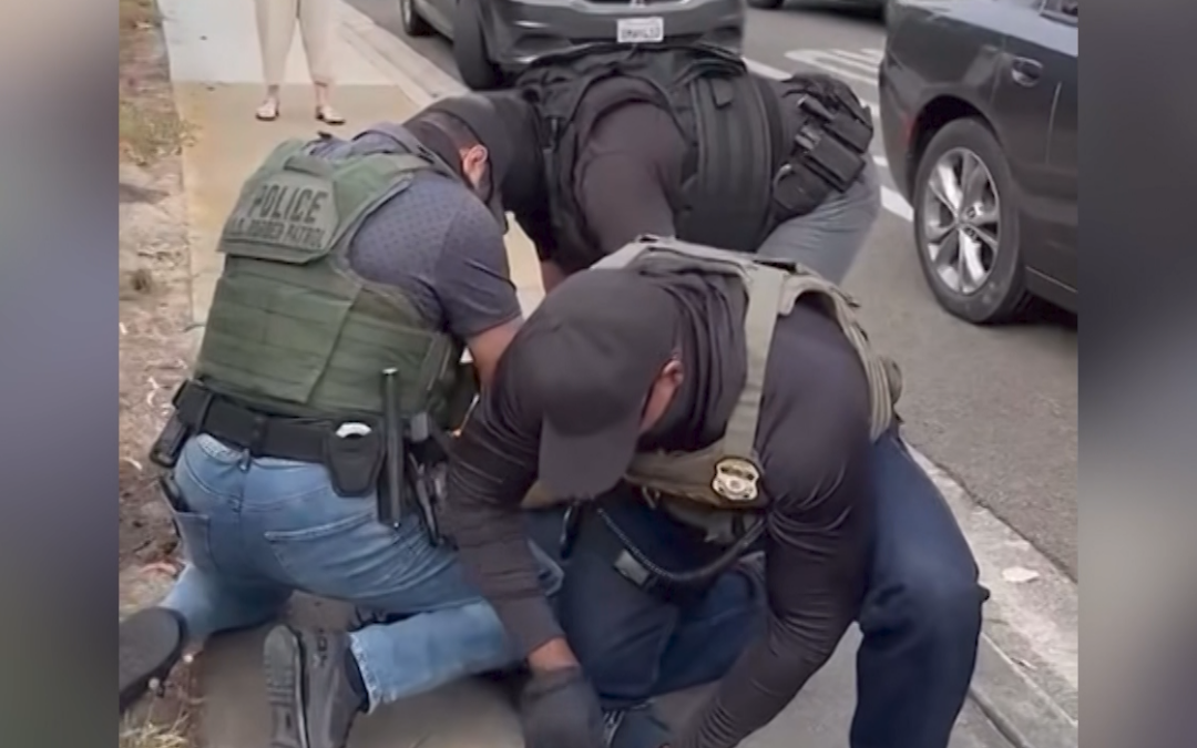 Nueva Ley de California Aumenta la Transparencia Policial al Prohibir Mascarillas en Operativos