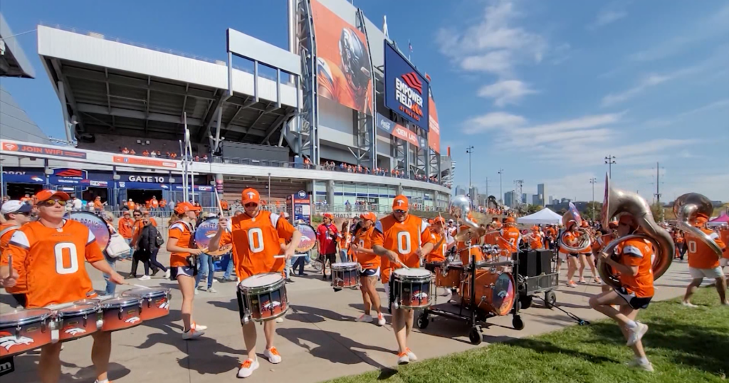 Partido Broncos: La emoción por la economía local y la pasión deportiva se une en Denver