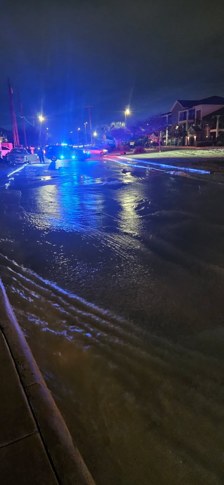 Fuga de Agua en Laredo: Ruptura de Tubería Afecta Amplia Zona del Norte