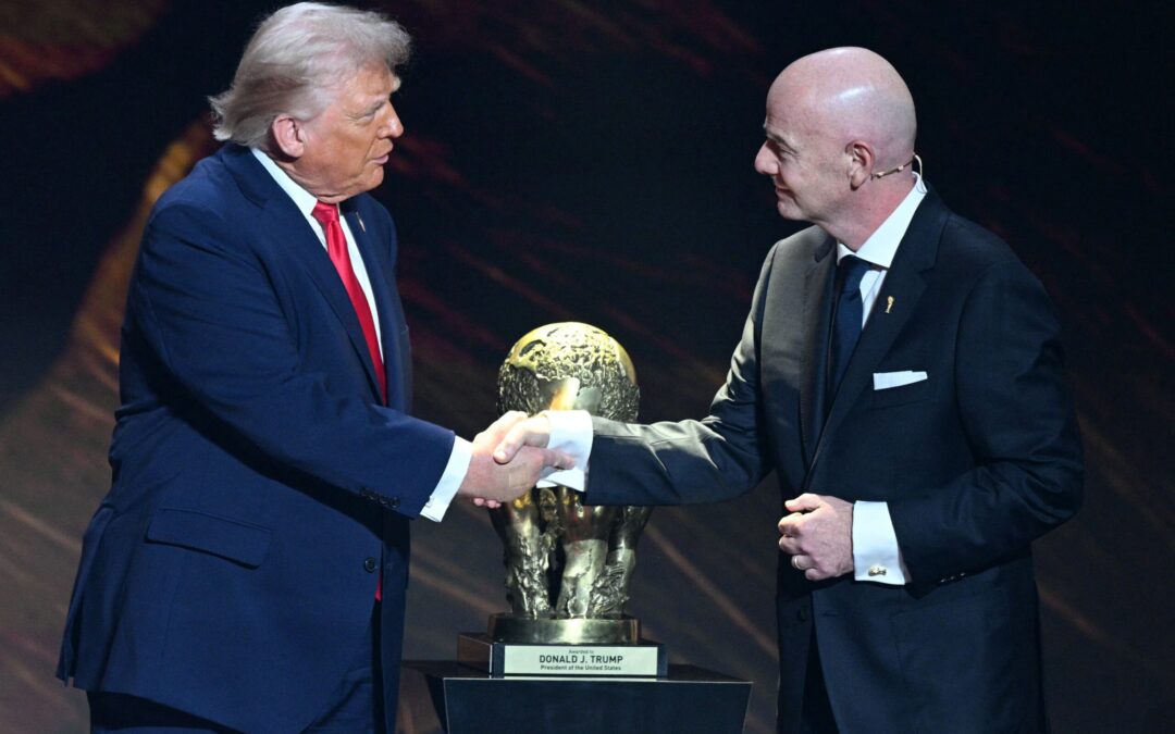 Donald Trump obtiene el primer Premio FIFA de la Paz en medio de controversias