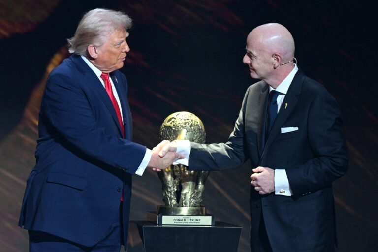 Donald Trump obtiene el primer Premio FIFA de la Paz en medio de controversias