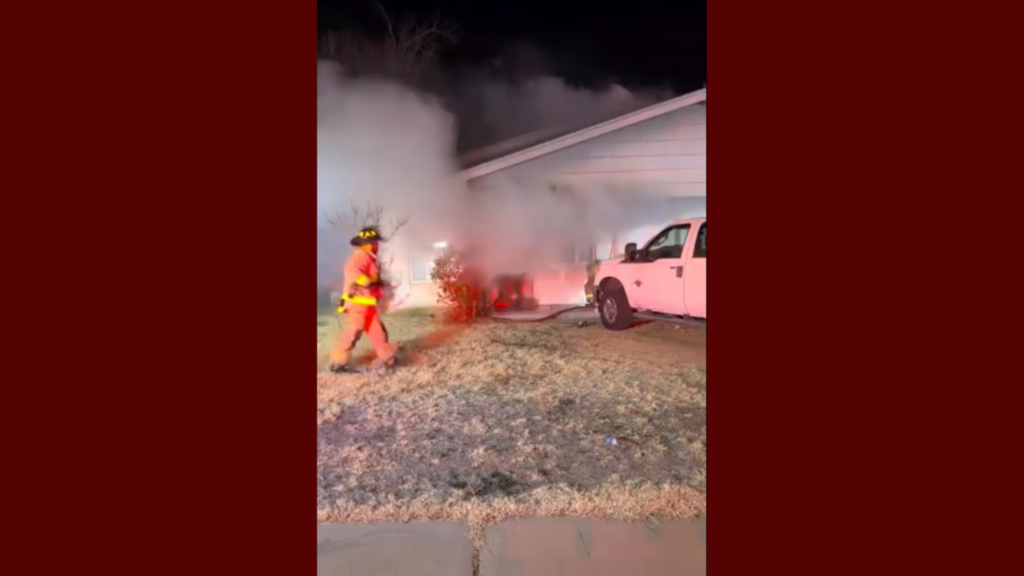 Rescate de perro tras un incendio estructural en Albuquerque