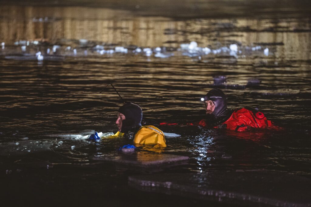Rescate en lago congelado en Aurora Colorado: Un adulto en estado crítico tras caer al hielo