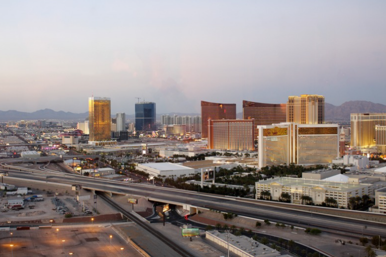 Turismo en Las Vegas: Caída del 7.5% en un Contexto de Tensiones Internacionales y Cierre del Gobierno
