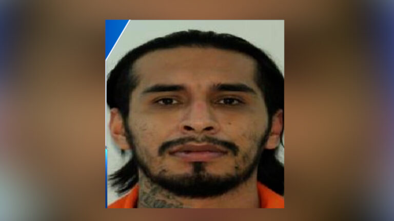 Buscan a sospechoso de secuestro en Colorado tras persecución y choque en Broomfield