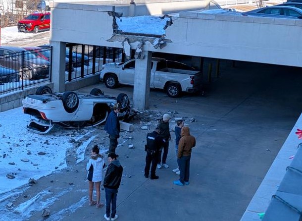 Arresto de Conductora Tras Accidente Vehicular en Delano: Vehículo Cae de un Estacionamiento
