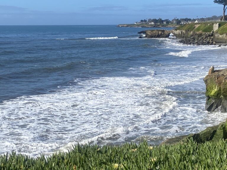 Alto Oleaje en Monterey y Santa Cruz: Autoridades Emiten Alertas y Rescates Dramáticos