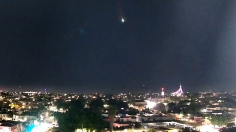 Increíble meteoro ilumina el cielo de Guadalajara: ¡Capturan el momento en video!