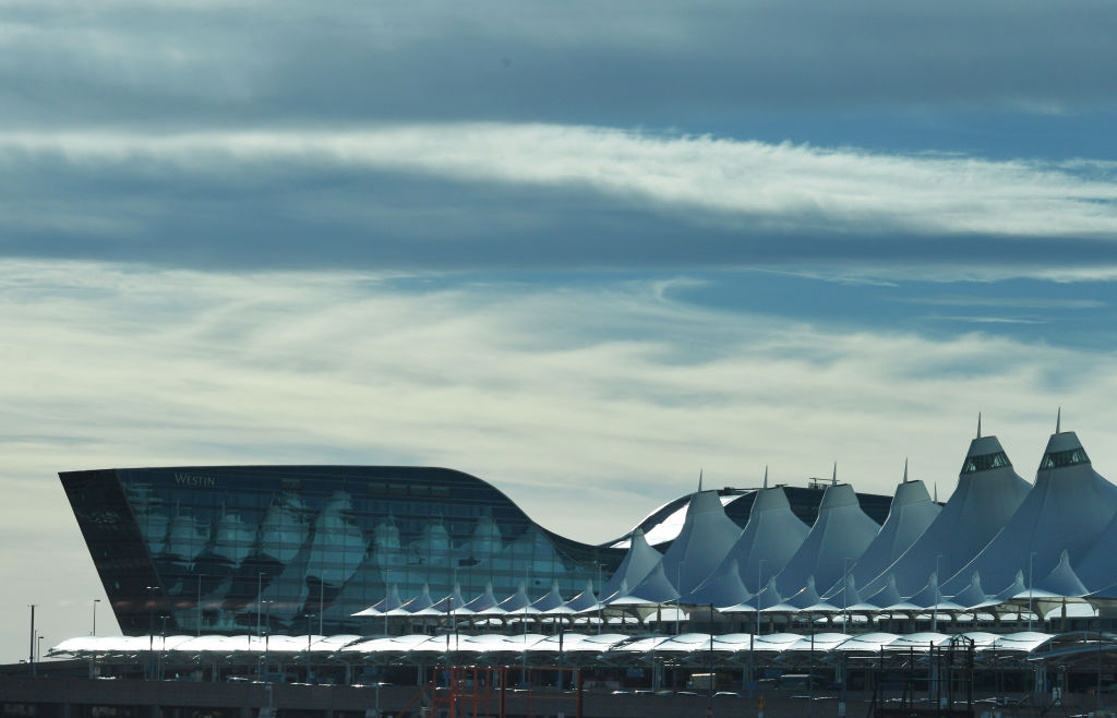 Incidente de Seguridad en el Aeropuerto Internacional de Denver: Hombre Arrestado Tras Atravesar Reja de Seguridad