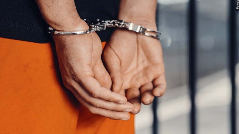 Hombre enfrenta cargos por agresión con arma mortal y posesión de marihuana