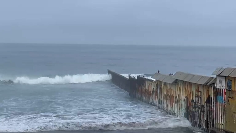 Marea alta reduce el espacio para caminar en Playas de Tijuana